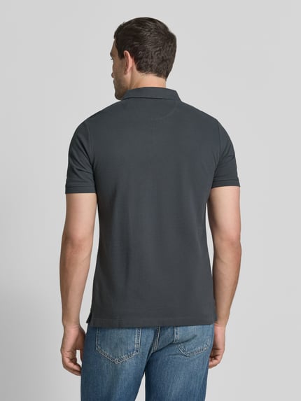 Männermodel trägt Regular Fit Poloshirt aus reiner Baumwolle von s.Oliver RED LABEL in Dunkelgrau, glatte Textur, Ganzkörperansicht Rückansicht