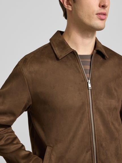 Männermodel trägt Bomberjacke mit Umlegekragen von ONLY & SONS, unifarben in Braun, Reißverschluss, Rippbündchen, Nahaufnahme Oberkörper.
