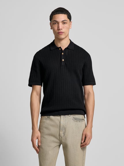 Männermodel trägt Regular Fit Poloshirt aus Baumwoll-Mix Modell 'MOON' von Only & Sons in Strickoptik mit Struktur-Muster, Ganzkörperansicht von vorne.