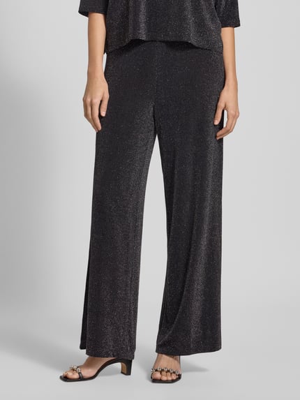 Frauenmodel trägt Stoffhose mit Glitter-Effekt von Christian Berg Woman, dunkle Farbe, Material-Mix mit Stretch-Anteil, lockerer Schnitt, elastischer Bund, Ganzkörperansicht von vorne.