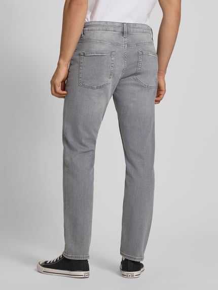 Mannelijk model draagt Regular Fit Straight Leg Jeans aus Baumwoll-Mix Modell 'WEFT' van Only & Sons in grijze denimlook met labelpatch, 5-pocketmodel, knoop- en ritssluiting, katoenmix twill, ganzekörperaanzicht achteraan.