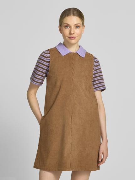 Frauenmodel trägt Regular Fit Freizeitkleid aus Baumwoll-Mix von ARMEDANGELS in Hellbraun mit gerippter Textur, lila gestreiftes Shirt, Nahaufnahme Oberkörper.