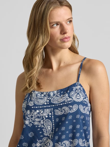 Frauenmodel trägt Regular-Fit Trägertop aus reiner Viskose Modell 'RAMSE AMBEL' von Only, blau mit weißem Muster, Nahaufnahme Oberkörper, Damen Trägertop.