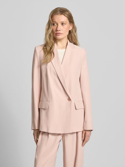 Modelka damska nosi Relaxed Fit Blazer aus Viskose-Mix mit Pattentaschen od Jake*s Collection, jasnoróżowy, prosty krój, klapy, patki, z przodu, długość tyłu w rozmiarze 36: 69 cm, szerokość w rozmiarze 36: 48 cm, długość rękawa w rozmiarze 36: 64 cm, tekstura gładka, całkowity widok z przodu.