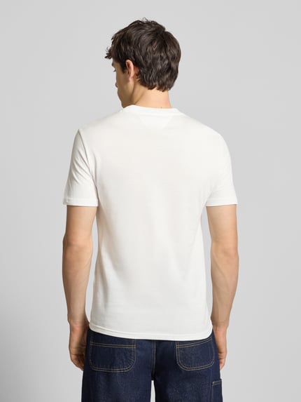 Männermodel trägt Slim Fit T-Shirt aus reiner Baumwolle im 2er-Pack von Tommy Jeans, unifarben, kurzarm, Ganzkörperansicht Rückansicht.