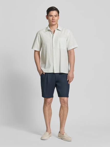 Męski model nosi Relaxed Fit Freizeithemd aus reiner Baumwolle Modell 'STUART' von SELECTED HOMME, paski, bawełna, całej sylwetki z przodu.