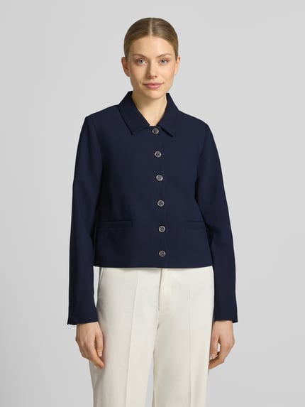 Frauenmodel trägt Regular Fit Blazer mit Eingrifftaschen Modell 'DORINA' von GUIDO MARIA KRETSCHMER WOMAN, dunkelblau, Ganzkörperansicht von vorne. Rückenlänge 52 cm, Brustweite 36 cm, Ärmellänge 61 cm, Umlegekragen, Knopfleiste.