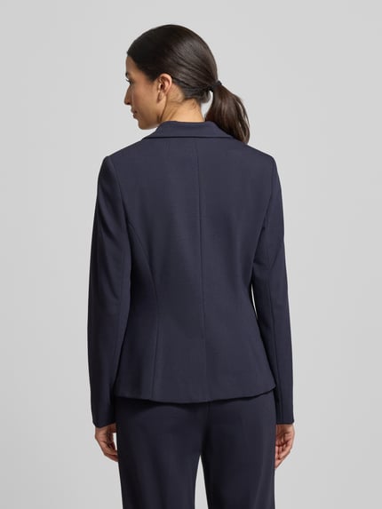 Frauenmodel trägt Blazer mit Reverskragen von comma in Dunkelblau, Slim Fit, glatte Struktur, Rückenansicht, Ganzkörperansicht Rückansicht.