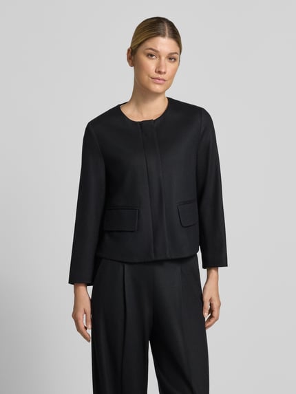 Frauenmodel trägt Slim Fit Blazer mit verdecktem Reißverschluss und Pattentaschen von windsor., Schwarz, Baumwoll-Mix, Nahaufnahme Oberkörper.