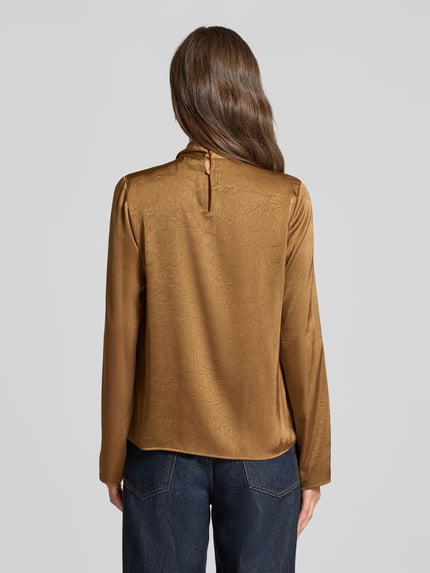 Vrouwenmodel draagt Regular fit blouse met lange mouwen van satijn in bruin met subtiel glanzende textuur, van Jake*s Collection, volledige achterkantaanzicht.