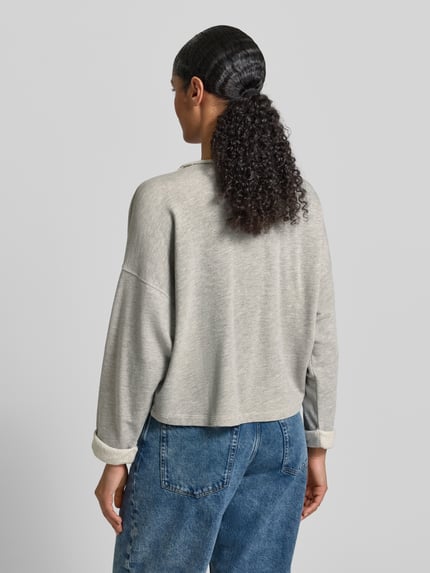 Vrouwenmodel draagt Oversized Sweatshirt met Label-Print van American Vintage in lichtgrijs, katoenmix, geribbelde ronde hals, rugaanzicht, Ganzkörperansicht Rückansicht.