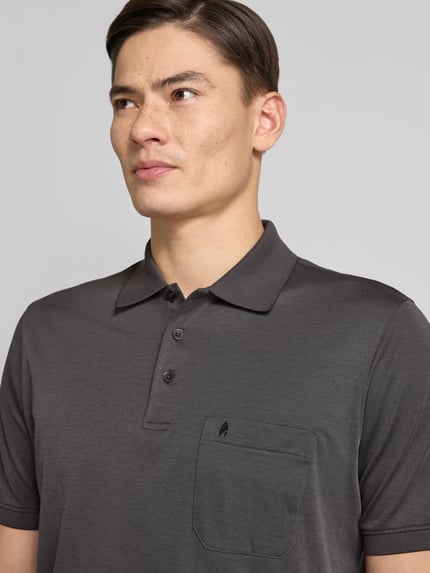 Männermodel trägt Regular Fit Poloshirt mit Brusttasche von RAGMAN in Dunkelgrau, reine Baumwolle, Logo-Stitching, Nahaufnahme Oberkörper.