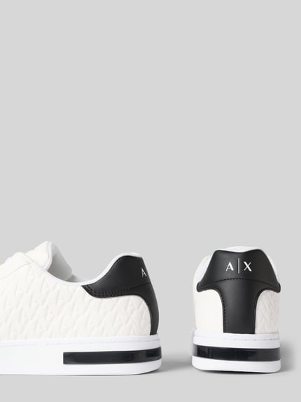Produktfoto, Sneaker mit Schnürung Modell 'LONDON SAFFIANO' von Armani Exchange, weiß mit schwarzem Label-Detail, strukturierte Oberfläche, abgerundete Spitze, Herren, Absatzhöhe 3 cm, Schafthöhe 5 cm, Schaftweite 8 cm