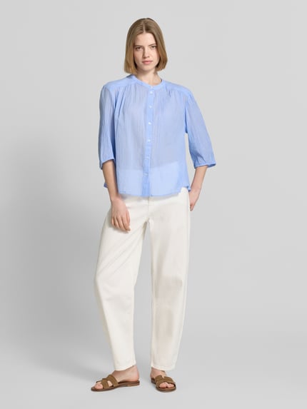 Frauenmodel trägt Relaxed Fit Hemdbluse aus reiner Baumwolle von s.Oliver RED LABEL, Optik:Allover-Muster, Hahnentritt, Ganzkörperansicht von vorne.