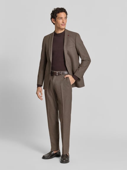 Männermodel trägt Regular Fit Sakko mit Viskose-Anteil von ROY ROBSON in Braun, 2-Knopfleiste, Reverskragen, Ganzkörperansicht von vorne.