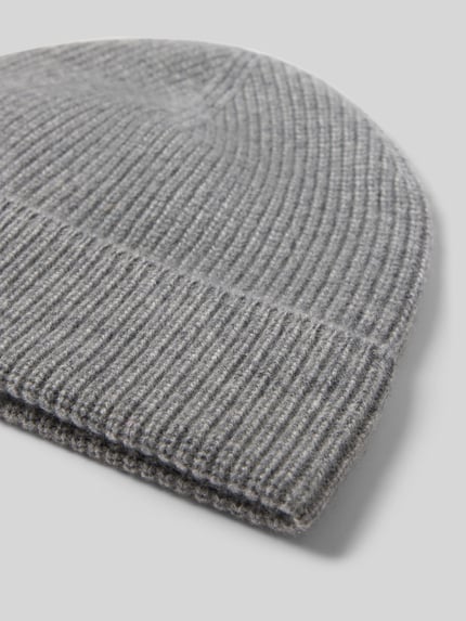 Produktfoto, Strickmütze aus reinem Kaschmir mit breitem Umschlag von Christian Berg Woman, grau meliert, feine Rippenstruktur, weiche Textur