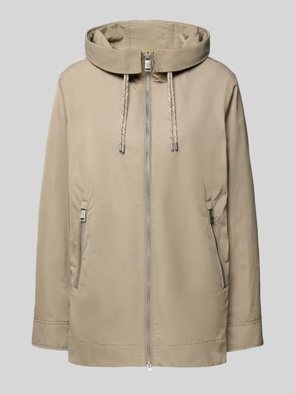 Produktfoto, Jacke mit Zweiwege-Reißverschluss von Fuchs Schmitt in Beige, glatte Oberfläche, silberne Details, Umlegekragen, Regular Fit, Reißverschlusstaschen, Rückenlänge 72 cm, Schulterbreite 42 cm, Brustweite 53 cm, Ärmellänge 63 cm.