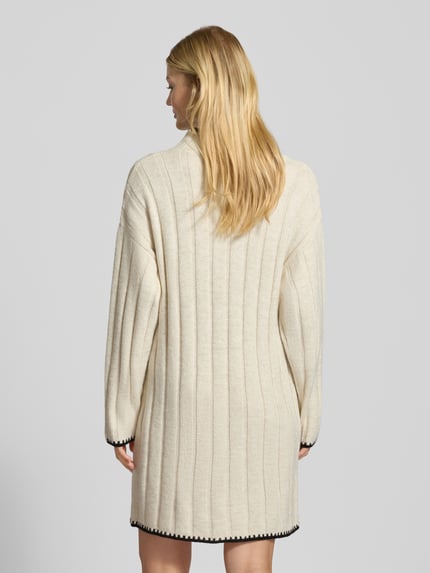 ONLY Sukienka z dzianiny o kroju comfort fit z detalami w kontrastowym kolorze model ‘CHICK’ Złamany biały 5