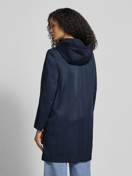 Vrouwenmodel draagt Regular Fit Mantel met Reverskraag model 'Miracle' van CINQUE, donkerblauw katoenmix, rugaanzicht.