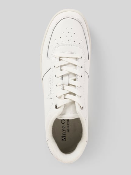 Produktfoto, weißer Low Top Sneaker aus echtem Rindsleder von Marc O'Polo, unifarben, runde Schuhspitze, flache Sohle, Glattlederoptik