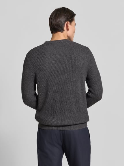 Männermodel draagt Slim Fit Pullover aus schurwollmix van ROY ROBSON in donkergrijs met fijne textuur, mix van scheerwol en modal, slim fit, ronde hals, met lange mouwen, ruglengte maat M 70 cm, mouwlengte maat M 69 cm, ganzkörperansicht rückansicht.
