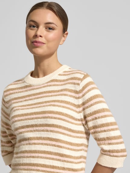 Frauenmodel trägt Strickpullover mit gerippten Abschlüssen von OPUS aus Baumwoll-Mix, Slim Fit, Rundhalsausschnitt, 1/2-Ärmel, Nahaufnahme Oberkörper.