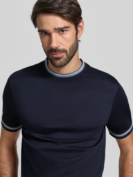 Männermodel trägt Slim Fit T-Shirt aus reiner Baumwolle Modell 'TESSLER 202' von BOSS, unifarben, Nahaufnahme Oberkörper.