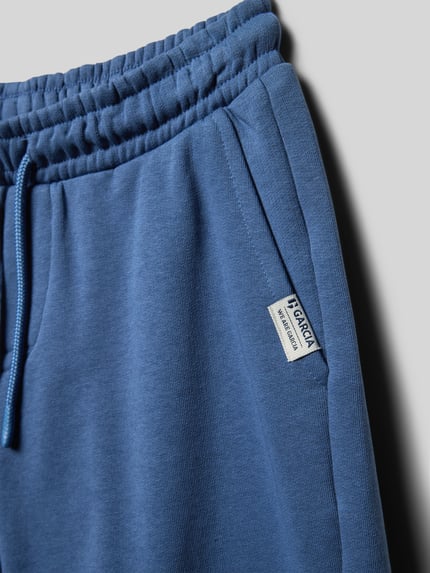 Produktfoto, Sweatshorts mit Label-Detail und Eingrifftaschen von Garcia in Blau, Baumwoll-Mix, elastischer Bund, Nahaufnahme Oberkörper