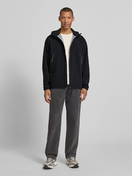 Mannenmodel draagt Jacke mit Zweiwege-Reißverschluss Modell 'YUPP-T' van FIRE + ICE in regular fit, met capuchon en ritszakken, zwarte kleur, rechte snit, textuur glad, voorkant volledig zichtbaar, geheelbeeld vooraan.