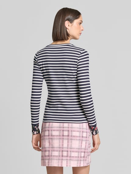 Vrouwenmodel draagt Slim Fit Longsleeve uit katoenmix van Marc Cain, bloemen-details, Dames shirt met lange mouwen, ruglengte maat 36: 57 cm, ganzebody vooraanzicht