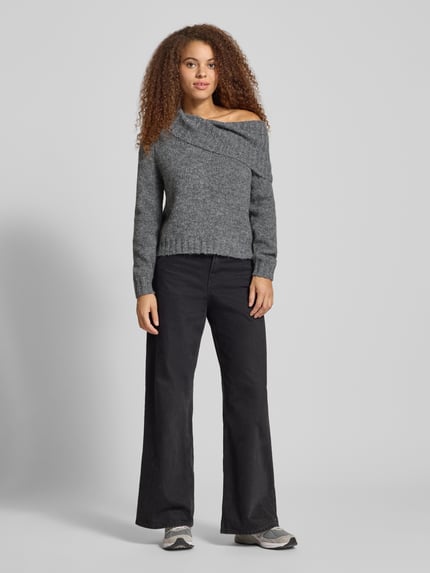 Modelka kobieca nosi Regular Fit Strickpullover mit Woll-Anteil Modell 'SHINE' od Only, szary melanż, długi rękaw, widok całościowy z przodu.