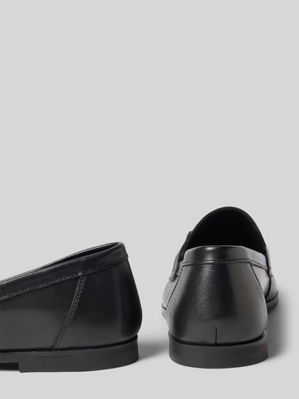 Produktfoto, schwarze Loafers aus Leder Modell 'Gimble' von Gimble, Abgerundete-Spitze, Schlupfform, Label-Applikation, 2 cm Absatzhöhe, 6 cm Schafthöhe, 9 cm Schaftweite, glatte Textur.