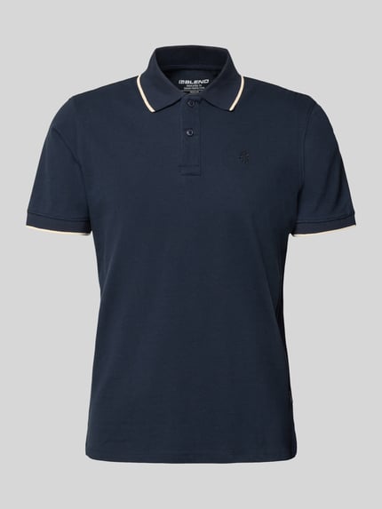 Produktfoto, Regular Fit Poloshirt mit Logo-Stitching Modell 'Hedin' von Blend, reine Baumwolle, dunkelblau, kurzärmeliges Design, glatte Textur.