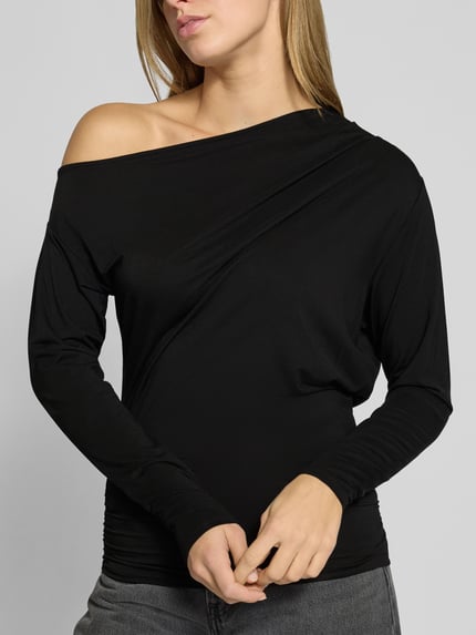Frauenmodel trägt Longsleeve im Off-Shoulder-Look Modell 'RINA' von Topshop, Schwarz, Lyocell-Elasthan-Mix, Regular Fit, Nahaufnahme Oberkörper.