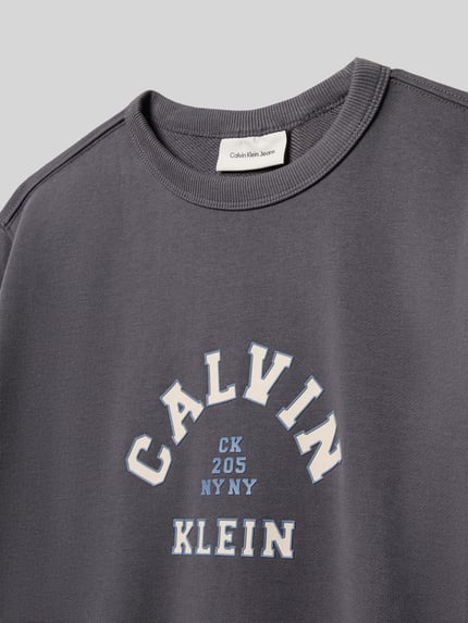Calvin Klein Jeans Regular Fit Sweatshirt mit Logo-Print Modell 'Varsity' Graphit 2