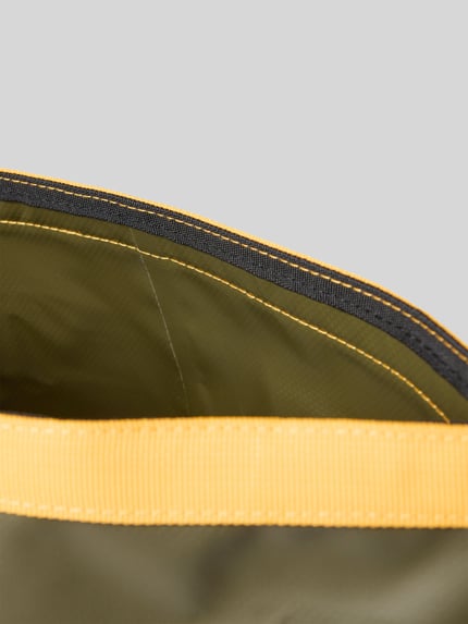 Produktfoto, Tasche mit Riemen und Label-Print von Quiksilver, grüne und gelbe Farben, glatte Textur, Herren Tasche