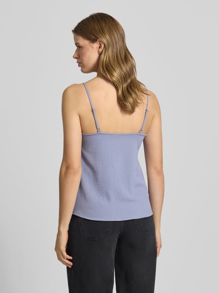 Vrouwenmodel draagt Relaxed fit blousetop met kanten inzetstuk model 'TIFFANY' van Pieces, effen, V-hals, crêpe, verstelbare spaghettibandjes, achteraanzicht volledige lichaamsfoto