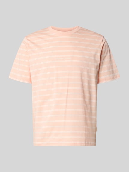 Produktfoto, T-Shirt mit Streifenmuster und Label-Stitching von Jack & Jones in zartem Rosa mit weißen Streifen, Reine Baumwolle, Relaxed-Fit, Rundhalsausschnitt, Rückenlänge bei Größe M 72 cm, glatte Textur.