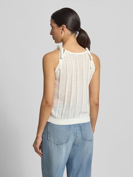 Vrouwenmodel draagt Relaxed Fit Trägertop aus Baumwoll-Mix Modell 'LUX LIGHT' van Vero Moda, effen kleuren, ajourpatroon, ronde hals, model met bandjes, rompzoom geribd, knitwear, mix van katoen, Ganzkörperansicht Rückansicht.