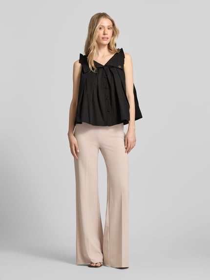 Frauenmodel trägt Bluse mit Umlegekragen und Rüschen von Rinascimento, schwarz, lockerer Schnitt, Baumwoll-Mix, Ganzkörperansicht von vorne.