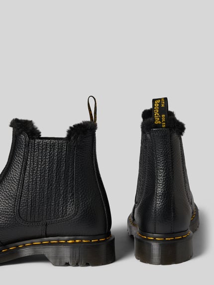 Productfoto, Chelsea Boots aus echtem Leder Modell 'Leonore II' van Dr. Martens voor dames, zwart leer met elastische inzet, binnenvoering in bontlook, geprofileerde zool, afgeronde vorm, hakhoogte maat 40: 4 cm, schachthoogte: 14 cm, schachtbreedte: 10 cm.