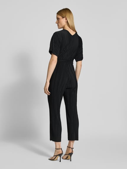 Modelka nosi Regular Fit Jumpsuit mit V-Ausschnitt Modell 'Olinda' od YAS, plisowana faktura, kolor czarny, widok całej sylwetki z tyłu