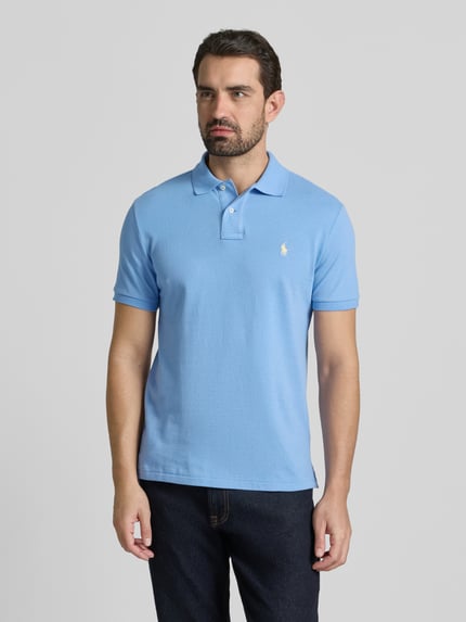 Männermodel trägt Poloshirt mit Label-Stitching von Polo Ralph Lauren, hellblau, reine Baumwolle, Regular Fit, Ganzkörperansicht von vorne.
