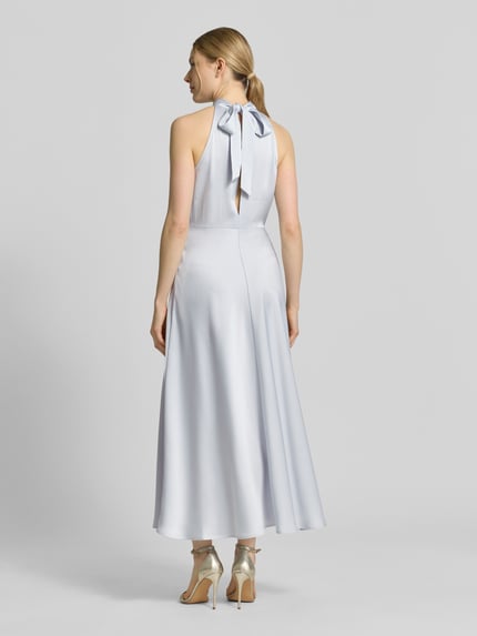 Frauenmodel trägt Midikleid mit Stehkragen Modell 'Rheo' von Samsøe Samsøe, helles Blau, ärmellos, tailliert, elastisches Material, Ganzkörperansicht Rückansicht.