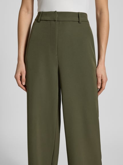 Frauenmodel trägt Wide Fit Stoffhose mit Gesäßtaschen Modell 'Jana' von Guido Maria Kretschmer, Elastischer-Material-Mix, Nahaufnahme Oberkörper.