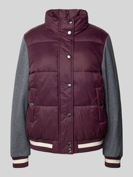 Produktfoto, Steppjacke mit Stehkragen von Milano Italy in Bordeaux mit grauen Ärmeln, Regular-Fit, verdeckter Reißverschluss, Druckknopfleiste, Eingrifftaschen, gerippte Abschlüsse, Rückenlänge bei Größe 36: 62 cm, Schulterbreite: 42 cm, Brustweite: 54 cm, Ärmellänge: 63 cm