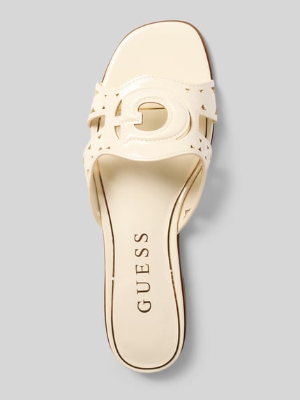 Produktfoto, Sandalette mit Logo-Muster Modell 'CIESTA' von Guess in Creme mit glatter Sohle, Schlupfform, 2 cm Absatzhöhe bei Größe 40.