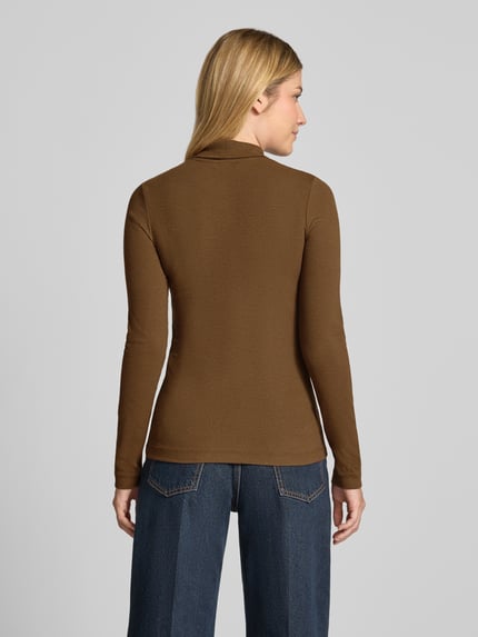 Frauenmodel trägt Langarmshirt mit Rollkragen Slim Fit von MARC O'POLO, unifarben, strukturierte Optik, Ganzkörperansicht Rückansicht.