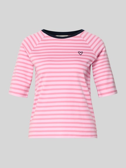 Produktfoto, Shaped Fit T-Shirt aus reiner Baumwolle von Tom Tailor Denim in Rosa und Weiß, gestreift, Label- und Herz-Stitching, Rundhalsausschnitt, Kurzarm, Feinripptextur