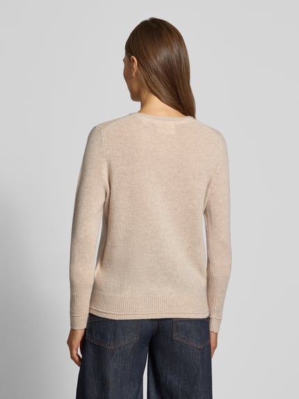 Frauenmodel trägt Cardigan aus Wolle mit Rundhalsausschnitt von Christian Berg Woman, beige, Regular Fit, Rückenansicht, Detailbeschreibung: reine Wolle, Knopfleiste, Rückenlänge 58 cm, Ärmellänge 63 cm, Ganzkörperansicht Rückansicht.